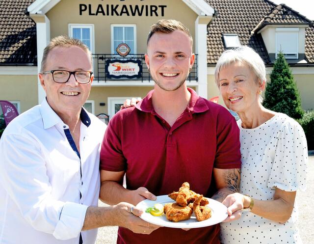 Ewa und Wolfgang Nabegger mit Sohn Christian vor ihrem Gasthof „Plaikawirt“ mit ihrem berühmten Backhendl. | Foto: Franz Crepaz