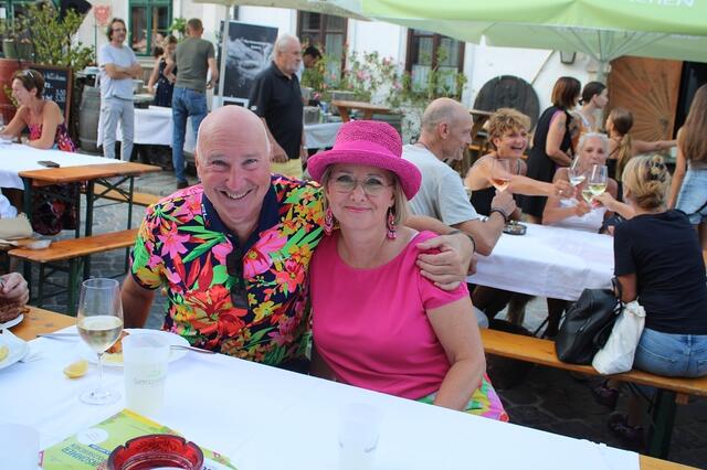 Passend zur Musik der 70er waren Monika und Arno gekleidet