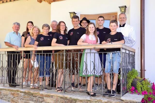 Drei Generationen der Familie Buchegger im Kreis der Gratulanten, an der Spitze LAbg. Hubert Lang. | Foto: Alfred Mayer