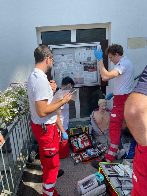 Notfallsanitätertraining auch an unzugänglichen Orten im Freien | Foto: (C) ÖRK