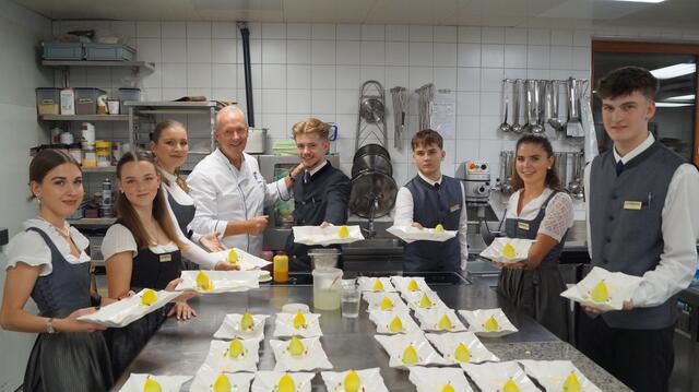 Freundlichkeit und Kompetenz steht im Service an erster Stelle. Martin Sieberer begleitet die jungen Menschen und ermöglicht ihnen eine mehr als gute Ausbildung. 
