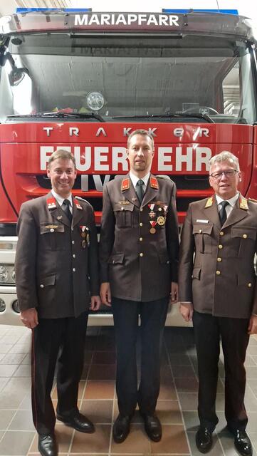 Andreas Moser,Mitte, mit Bgm Andreas Kaiser links und Bezirkskommandant Pfeifenberger | Foto: FF Mariapfarr 