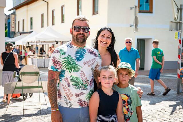 Zum ersten Mal am Honigfest: Dejan, Alice, Milena und Marko aus Villach.