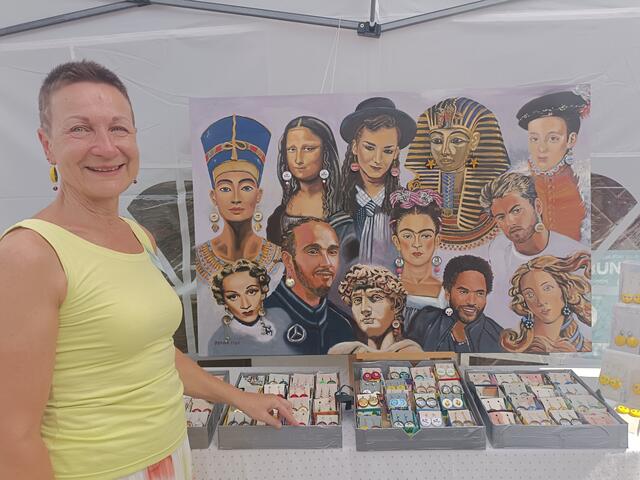 Sophia Brandtner: Bierdeckelohrringe auf ihrem Kunstwerk mit berühmten Persöhnlichkeiten.