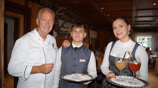Haubenkoch Martin Sieberer legt großen Wer auf eine fundierte Ausbildung. Im Bild mit Manuel Harrasser aus Flirsch, der ein Praktikum absolviert und Franzi Kulterer, die als Lehrling arbeitet. 