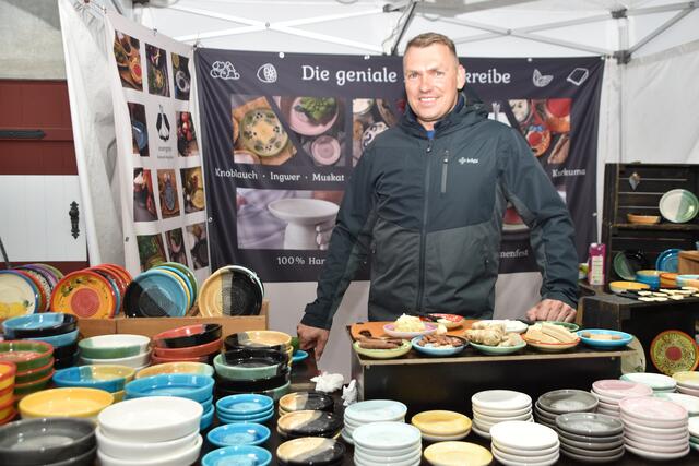 Am Stand von Gatis Demubris gab es bunte Keramikreiben. | Foto: Kendlbacher