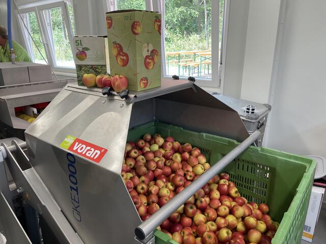 Bis zu 500 Liter Apfelsaft kann die Anlage in der Stunde erzeugen.