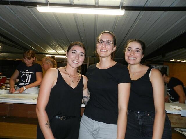 Leonie Leodolter, Corellia Süss, Lara Kartochwill haben im Hintergrund gearbeitet wie in der Küche. | Foto: Heribert Punz