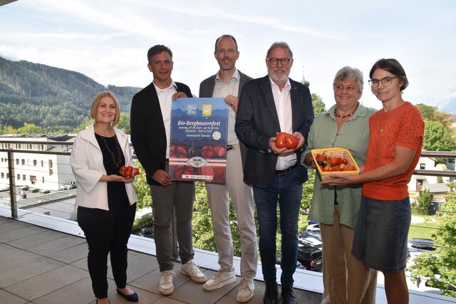 Veronika Brand (Vorständin Raika Hall), Björn Rasmus (BIO vom BERG), David Mölk (GF M-PREIS), Bgm. Christian Margreiter, Loni Appler-Walch und Christina Ritter (Obfrau BIO AUSTRIA TIROL) | Foto: Kendlbacher/Agentur Polak