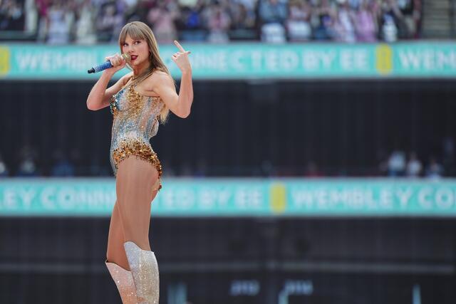 Nach der Vereitelung eines mutmaßlichen Attentats auf ein Taylor-Swift-Konzert in Wien hat das Ministerium für Arbeit und Wirtschaft gemeinsam mit dem für Inneres einen Entwurf für strengere Kontrollen von Securitymitarbeitern und -mitarbeiterinnen vorgelegt. | Foto: Scott A Garfitt / AP / picturedesk.com