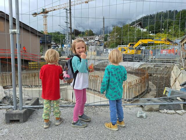 An der Bahnhofsbaustelle Fritzens/Wattens gab's kürzlich auch für die Kleine viel zu entdecken.  | Foto: ÖBB