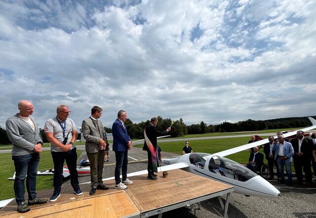 Segnung des neuen Segelfliegers durch Diakon Wolfgang Zopf (r.). Weiters von links: Präsident Thomas Falkner, Betriebsleiter Gerhard Högl, Landesrat Markus Achleitner und Obmann Robert Machtlinger. | Foto: Franz Gruber