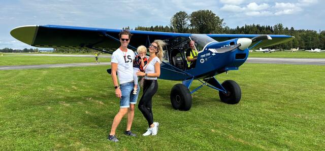 Tausende Besucher zeigten sich – wie diese Familie – von den Flugtagen begeistert.  | Foto: Franz Gruber