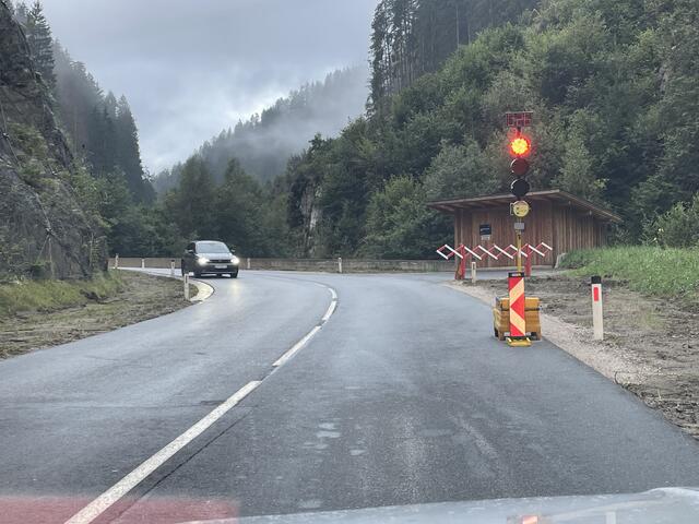 Der Verkehr wird per Ampel geregelt. | Foto: Hassl