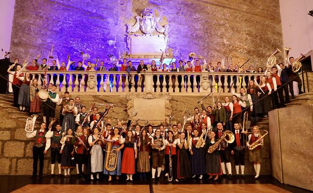 Gesamtfoto junge Blasmusiktalente im Karl-Böhm-Saal der Salzburger Festspiele. | Foto: re*creation / Renate Stelzl