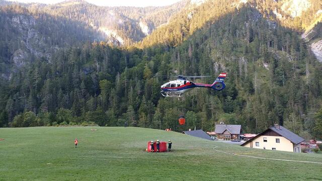 Die Löscharbeiten erfolgten aus der Luft, bis Sonntag wurden rund 300.000 Liter Wasser dafür aufgewendet.  | Foto: Schlüßlmayr
