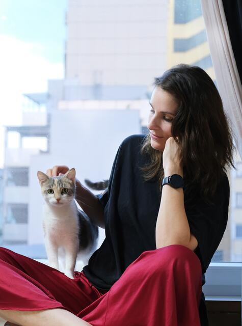 Natascha Eibl und "Pflegekatze" Pixi: Bis auf Weiteres wohnt die Katze im Arbeitszimmer der Grazerin.  | Foto: Privat