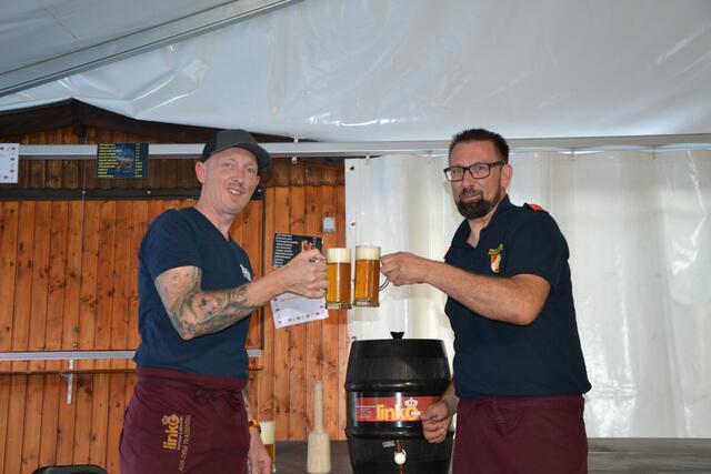 Rainer Neubacher und Kommandant Daniel Wagner beim Bieranstich. | Foto: A. Fritsch