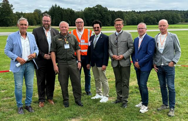 Viel Prominenz gratulierte den jubilierenden Fliegern: Von links: Schärdings Bürgermeister Günter Streicher, Landtagsabgeordneter Tobias Höglinger, Oberst Georg Klecatsky, O.Ö. Aero-Club Präsident Peter Panholzer, Polizei Brigadier Erwin Spendlingwimmer, Landesrat Markus Achleitner, Obmann Robert Machtlinger und Präsident Thomas Falkner. | Foto: Franz Gruber