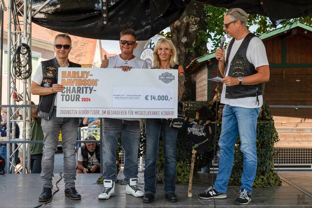 Viele Firmen zeigten der Spendenaktion ihre Unterstützung. (rechts: Moderator Dorian Steidl) | Foto: Michael Löwy/ Harley-Davidson Charity-Fonds