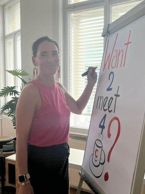 Eine Mitarbeiterin verfasst das Plakat für die Einladung zu dem Treffen am 3. September. | Foto: Silvia Schaffner