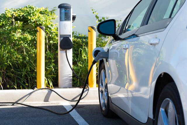 Elektroautos sind ein immer wichtiger werdender Baustein bei der Umstellung auf nachhaltige Mobilität. | Foto: stock.adobe.com/at/ Michael Flippo