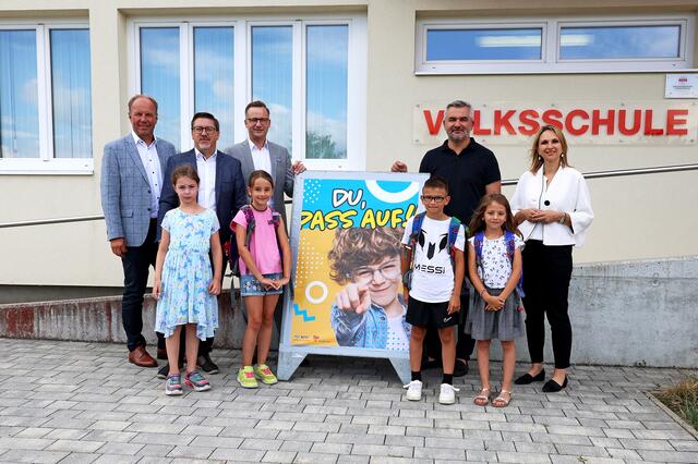 Bernd Toblak (Unfallverhütungsdienst der AUVA), Bürgermeister Jürgen Karall (Markt St. Martin), Mario Watz (Obmann der AUVA), Verkehrslandesrat Heinrich Dorner und Sabine Kaulich (KFV) mit Kindern der Volksschule Markt Sankt Martin | Foto: Landesmedienservice Burgenland