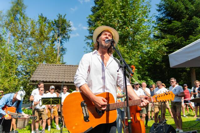 Einer von vielen Höhepunkten des Fuzzstock Festivals: Der Auftritt von Fuzzman &amp; the Singin' Rebels mit dem MGV Petzen, dem Chor der Freien Republik und dem Brass Quartett der JTK Loibach  | Foto: derSchindler.at