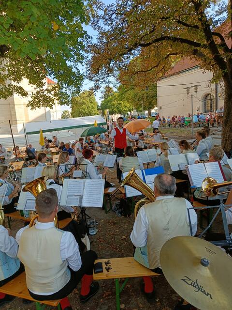 Luca Pelanda dirigiert die Gastkapelle aus Unterdürnbach  | Foto: Stadtkapelle Klosterneuburg