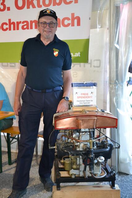 Josef Prack steht bei dem zur Spendenbox umfunktionierten historischen Pumpengerät Stellung. | Foto: A. Fritsch