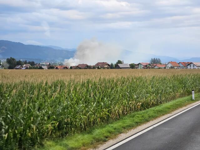 Massiver Rauch war von weitem zu sehen. | Foto: FF/Schaden