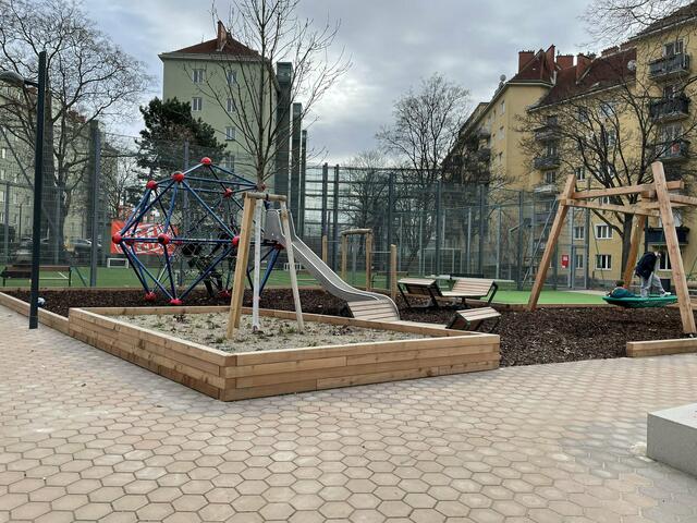 Das Klettergerüst mit Rutsche ist eines der neuen Highlights im Leopold-Rister-Park. | Foto: Tamara Winterthaler/MeinBezirk