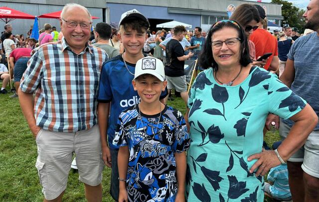 Auch viele Kinder bestaunten die tollen Act’s: Mit dabei auch Franz und Sylvia Lang aus St. Marienkirchen bei Schärding mit ihren beiden Enkeln Phillip und Maxi aus Andorf. | Foto: Franz Gruber
