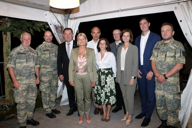 Militärkommandant NÖ Oberst Michael Lippert, Hauptmann ArminFrauwallner, Bgm Johann Bachinger, FBM Klaudia Tanner, Fam Habsburg, BH Werner Kreisl, BH MArtina Gerersdorfer, Abgeordneter zum Eur.Parlament Alexander Bernhuber, Oberstleutnant Andreas Rücklinger | Foto: Jürgen Gerstner