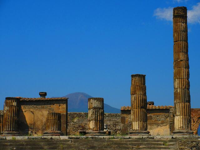 Pompeji, im Hintergrund der Vesuv