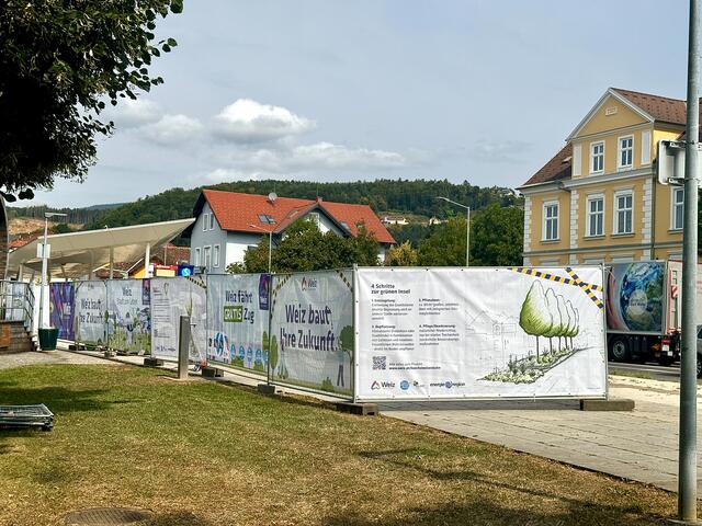 Viele haben sich schon gefragt, was mit den mobilen Bäumen am Bahnhof Weiz-Zentrum passiert ist. Die Fläche wird entsiegelt und neu gestaltet. | Foto: Stadtgemeinde Weiz