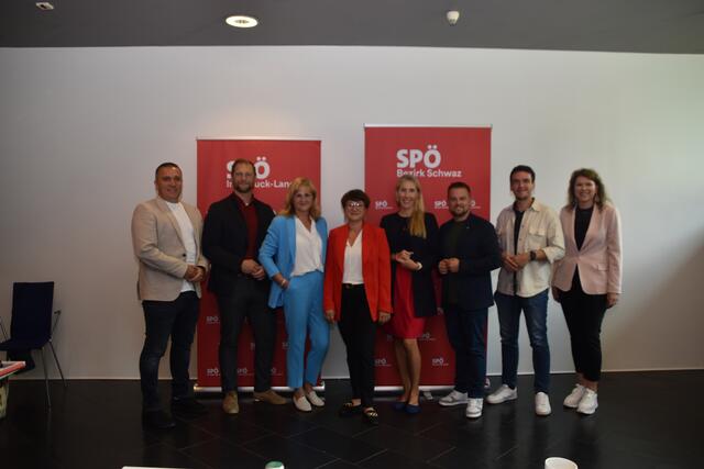 Haris Alibabic, Bernhard Reiter, Bgm. Brigitte Praxmarer, Vizebgm. Julia Schmid, Melanie Nogalo, Bernhard Höfler, Dominik Fröhlich und Sonja Föger-Kalchschmid             | Foto: Kendlbacher