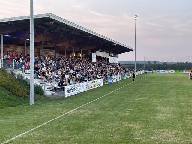 Das Waldviertel-Derby bot mit 848 Zuschauern wieder einmal eine tolle Landesliga-Kulisse. | Foto: Bernhard Schabauer