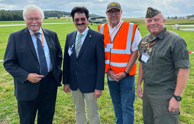 Kroatien Honorarkonsul außer Dienst Konrad Kobler, Brigadier Erwin Spendlingwimmer, Aero-Club Präsident Peter Panholzer und Oberst Georg Klecatsky. | Foto: Franz Gruber
