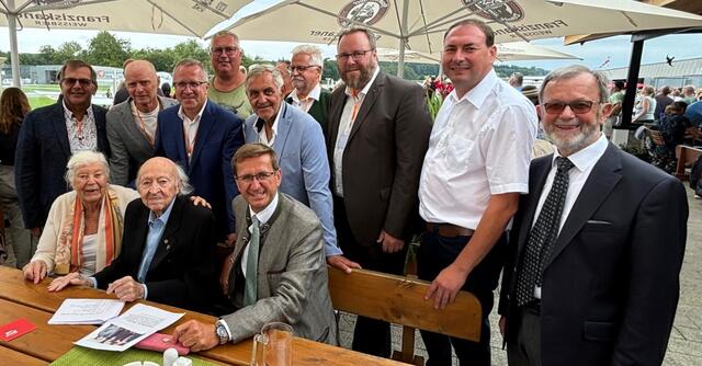 Ein echter Pionier in der Vereinsgeschichte ist der Schärdinger Pilot und Luftbildfotograf Ernst Scheurecker (Bildmitte vorne), links seine Gattin Johanna und rechts Landesrat Markus Achleitner - der dem 95-jährigen samt den zahlreichen Ehrengästen gratulierte. | Foto: Franz Gruber