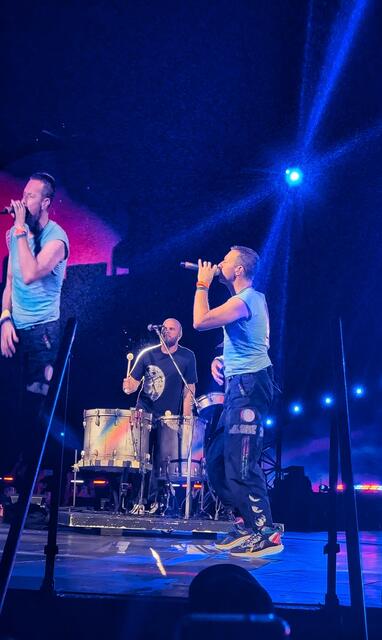 Frontman Chris Martin und Schlagzeuger Will Champion in gewohnter Manier. | Foto: zVg