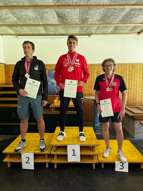 Manuel Moser (Mitte) verteidigt erfolgreich seinen Titel. | Foto: TLSB