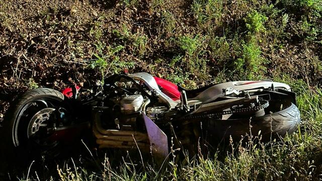 Nach dem Zusammenstoß mit einem Pkw landete der Motorradlenker in einem Acker. (Symbolfoto) | Foto: FF Dietach
