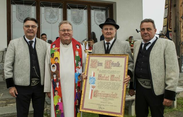 Bgm. Gasteiger, Pfarrer Gerst, Herbert Empl und VZbgm. Luxner bei der Übergabe der Ehrenbürgerschaft.  | Foto: Mühlanger 