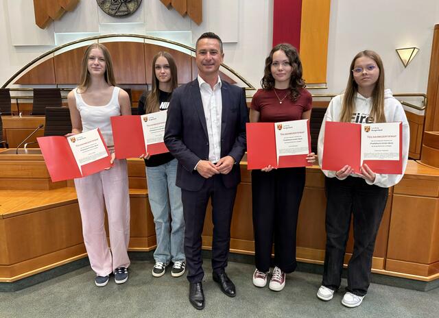 LT-Präsident Hergovich mit Praktikantinnen und deren Demokratie-Zertifikat.  | Foto: Büro LT-Präsident