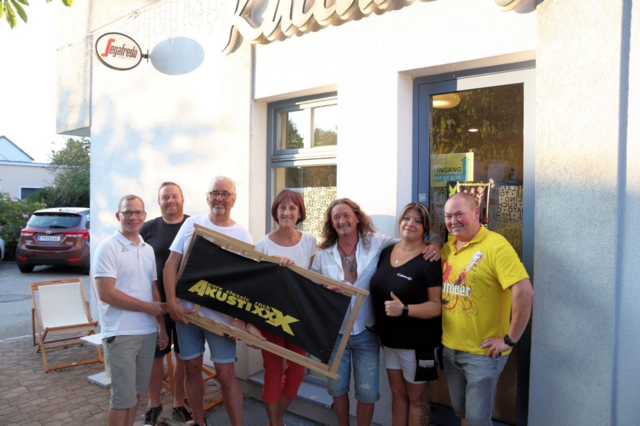 Auf einem Erinnerungsfoto sind von links zu sehen: Reinhard Rausch, Gernot Kitzler, Josie Gilits, Brigitte Thallauer, Mario Puncec sowie die Wirte des Kulturcafés, Renate und Christian Heiß, die maßgeblich zum Erfolg des Abends beitrugen. | Foto: Kulturcafe