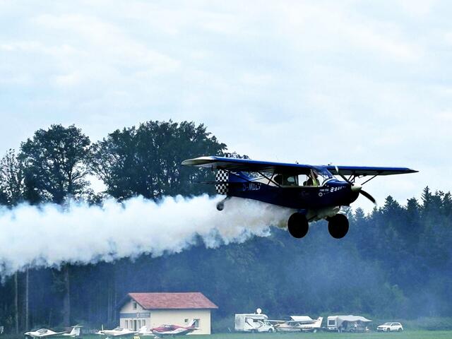 Die Köpfe hoch, hieß es für die Zuschauer bei den vielen imposanten Attraktionen in der Luft. | Foto: Franz Gruber