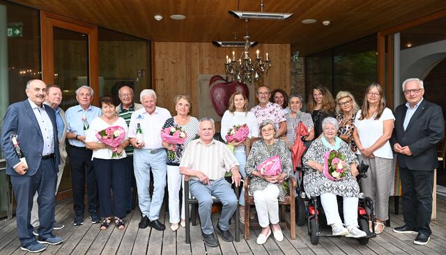 Bürgermeister Ferdinand Köck, GR Claudia Steiner und Katharina Plein von der BH Mödling in Vertretung der Landeshauptfrau, Maria und Anton Leyrer, Helma Kugler und Tochter Michaela Tschirk, Helga-Maria und Karl Herbert Pavlik, Ilse und Helmut Lehner, Christine und Franz Hasenöhrl, Inge und Ferdinand Raisinger, Ilse und Helmut Lehner sowie Brunhilde und Franz Rechtberger. | Foto: Pohl