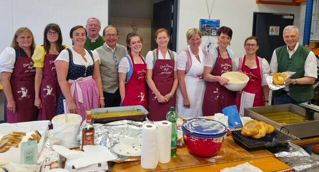 Von links: Erika Radauer, Theresa Walkner, Obfrau Katharina Mösenbichler, Paul Weißenbacher, Nationalrat Peter Haubner, Konstanze Oberascher, Daniela Radauer, Gerlinde Huber, Erna Oberascher-Zenz, Barbara Weickl und Josef Schöchl. | Foto: Maria Weickl