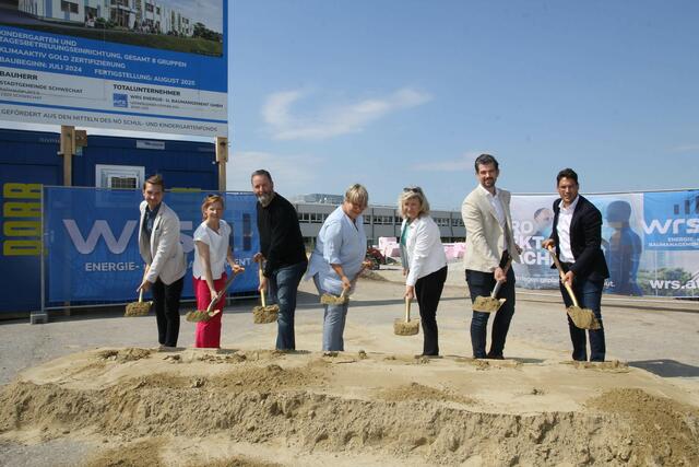 Vertreter der Firma WRS, Stadtrat Simon Jahn, Bürgermeisterin Karin Baier,Stadträtin Inna Mlada sowie Verwaltungsbedienstete Jana Bäumker beim Spatenstichauf dem Areal neben der neuen Volksschule Schwechat | Foto: Stadtgemeinde Schwechat